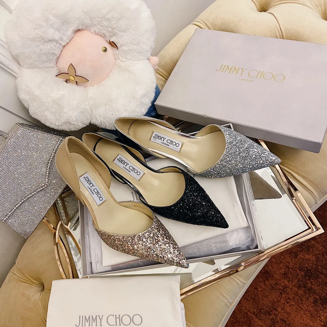 👟👟Ex-factory price 520👟👟 JIMMY CHOO A pair of high heels that can conquer all men👠Easy to wear and versatile, a must-have item for the annual meeting🥂Bilng Bilng is so beautiful that no one can take your breath away Material: Special Crete spliced cow patent leather ➰🍸Sheepskin lining Italian leather outsole Available in three colors: black, nude, silver Size: 34-42 With a height of 8cm, it is packaged simultaneously at the counter!